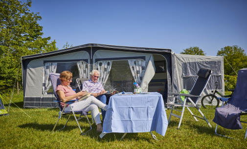 Ouder stel bij de tent